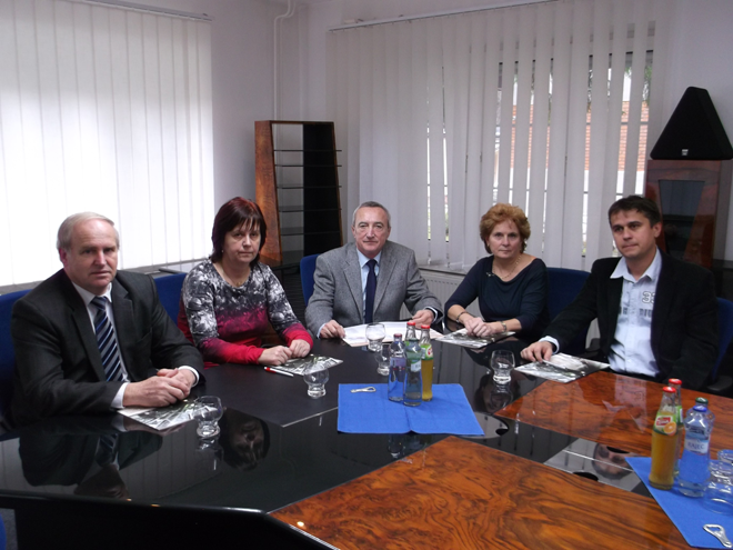 Zľava: JUDr. Tibor Schwartz, Bc. Renata Cagáňová, p. Vladimír Považan, Ing. Zdenka Balážová, JUDr. Milan Minárik Správna rada